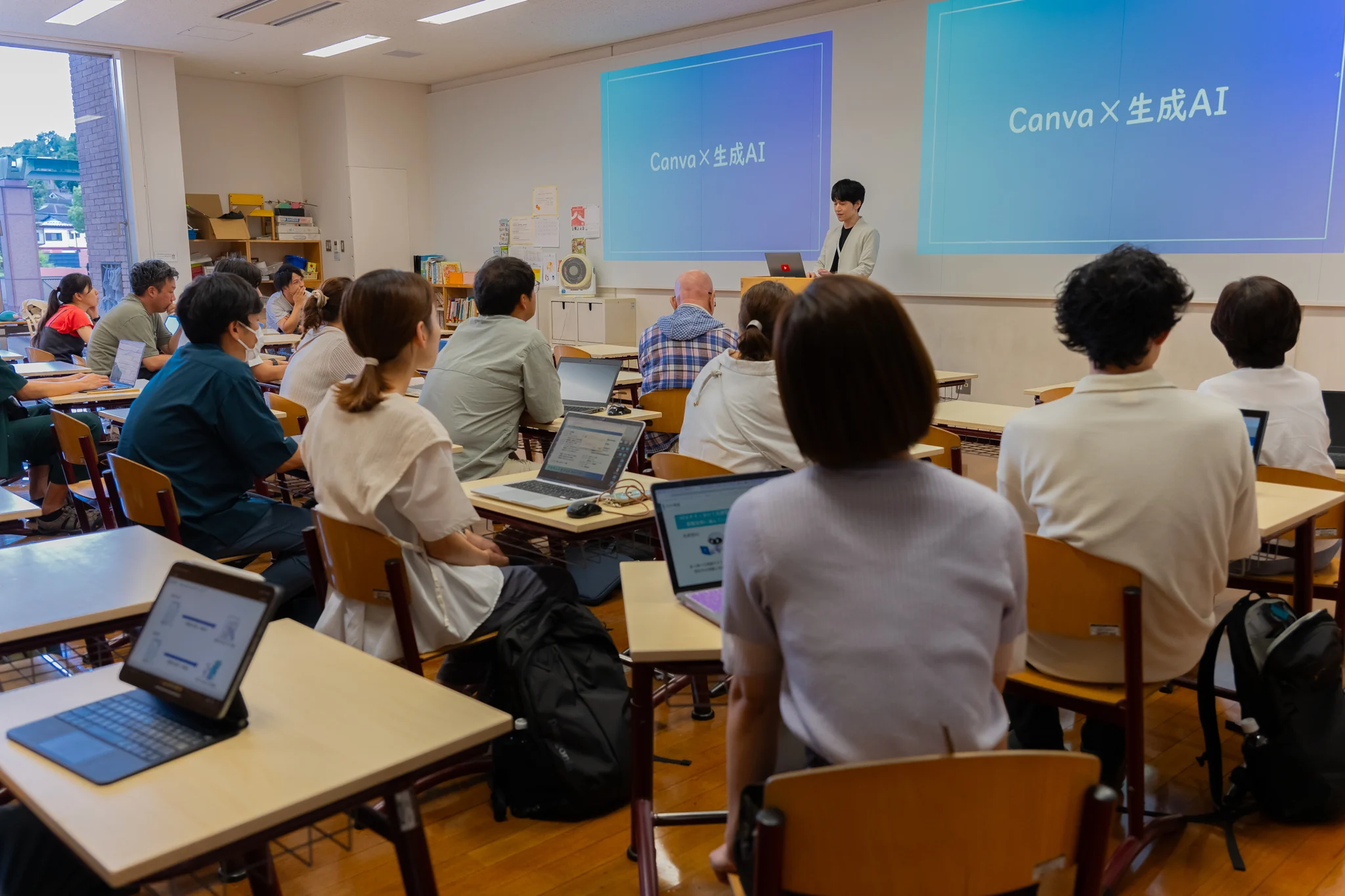 古川すぐるが参加者に向けてAI研修を行っている様子